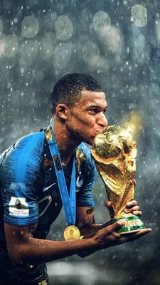 Скачать обои Kylian Mbappe Kissing World Cup Trophy картинки