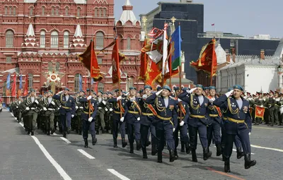 Обои солдаты, Москва, СССР, флаги, Россия, Красная площадь, 9 мая, военные,  войска, марш, знамена, гордость, ВДВ, десантники, День Победы, ура картинки  на рабочий стол, раздел праздники - скачать картинки