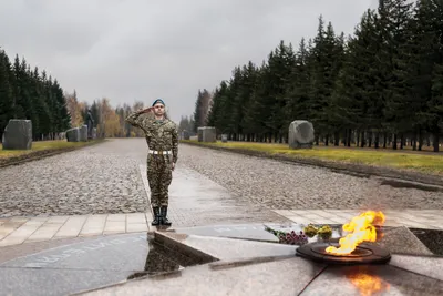 Фото Солдат отдает честь, стоя у вечного огня. Фотограф Артем Поддубиков картинки