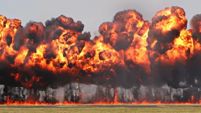 Зелёное поле охватил огромный взрыв и пожар - обои на рабочий стол картинки