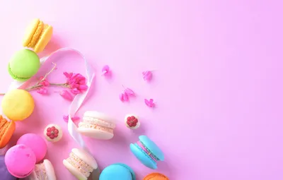 Обои цветы, фон, розовый, лепестки, colorful, десерт, pink, flowers,  пирожные, сладкое, sweet, dessert, macaroon, french, macaron, tender  картинки на рабочий стол, раздел еда - скачать картинки