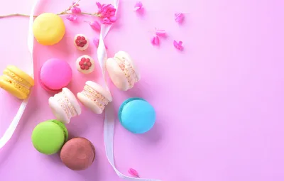 Обои цветы, фон, розовый, лепестки, colorful, десерт, pink, flowers,  пирожные, сладкое, sweet, dessert, macaroon, french, macaron, tender  картинки на рабочий стол, раздел еда - скачать картинки