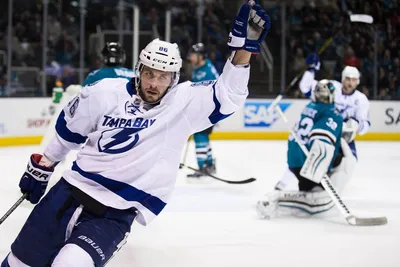 Скачать Никита Кучеров в белом джерси Tampa Bay Lightning Jersey Обои | Обои.com картинки