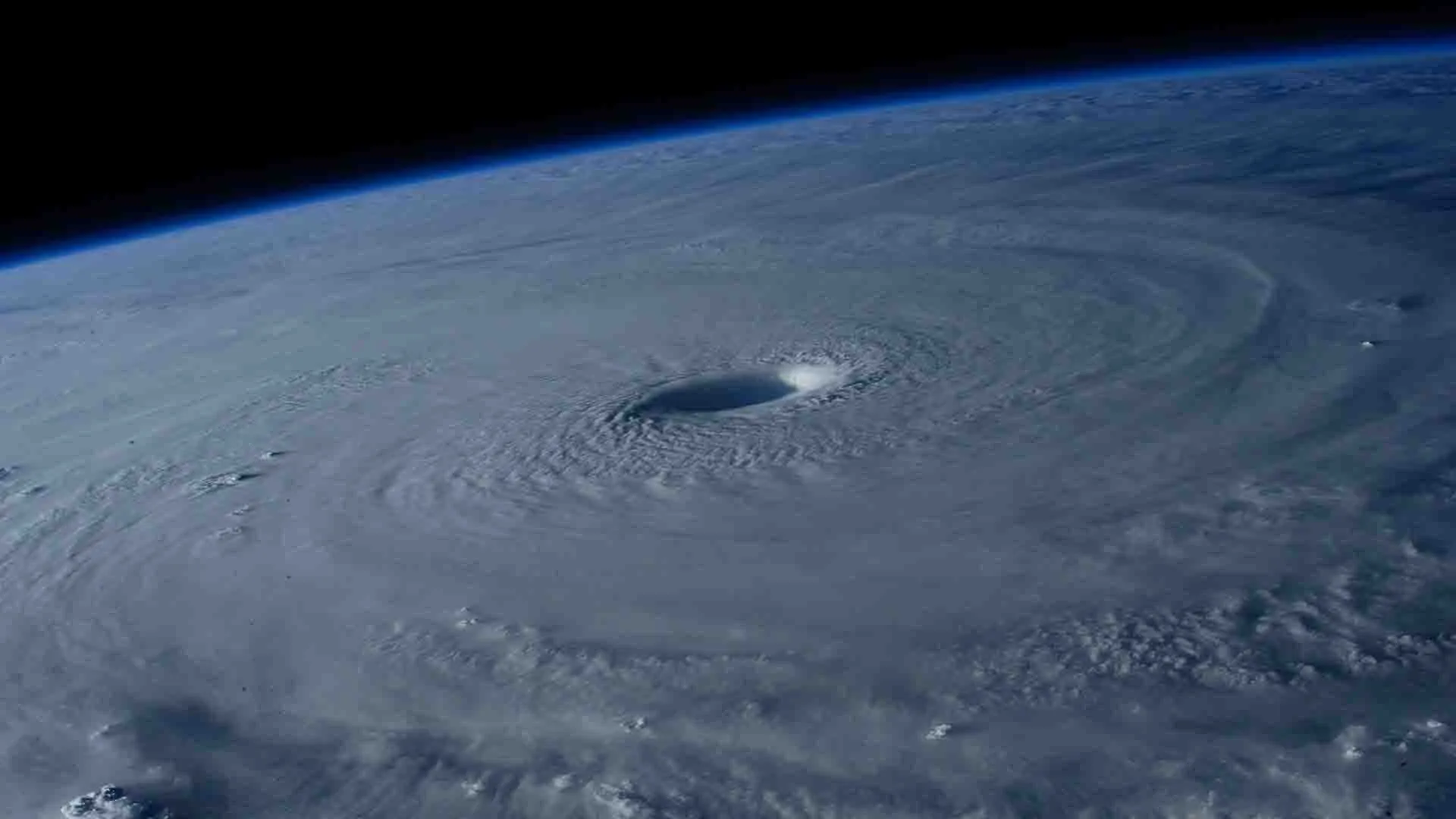 Фото урагана из космоса