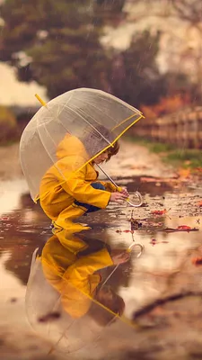 Kid Umbrella Rain Reflection 4K Ultra HD Mobile Wallpaper картинки