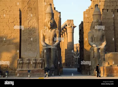 Giant statues of Ramses II stand either side of the entrance through the  first pylon at Luxor Temple, Egypt Stock Photo - Alamy картинки