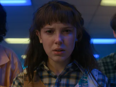 Stranger Things — Joyce Byers Not Over Bob — Хоппер приглашает Джойс на ужин — YouTube картинки