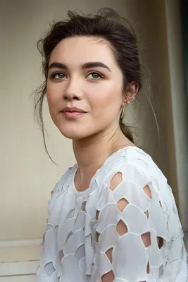 Обои поза, актриса, волосы, Флоренс Пью, Florence Pugh картинки на рабочий стол, раздел девушки - скачать картинки