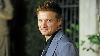 Jeremy Renner Escapes Thai Bar Axe Attack | Ents \u0026 Arts News | Sky News картинки