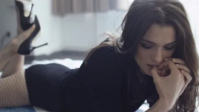 Скачать элегантные обои Rachel Weisz White Tube картинки