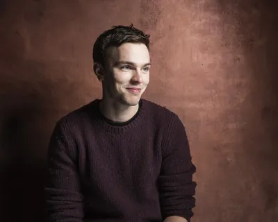 Обои актер, черный фон, пальто, фотосессия, Николас Холт, Nicholas Hoult, Amy Sussman картинки на рабочий стол, раздел мужчины - скачать картинки