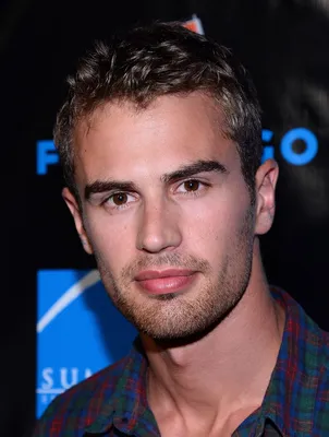 Robert Pattinson and Theo James - Cheri*Marie*Cullen Обои (36981008) - Fanpop картинки