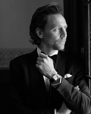 Обои синий, стулья, костюм, актёр, мужчина, Tom Hiddleston, Том Хиддлстон картинки на рабочий стол, раздел мужчины - скачать картинки