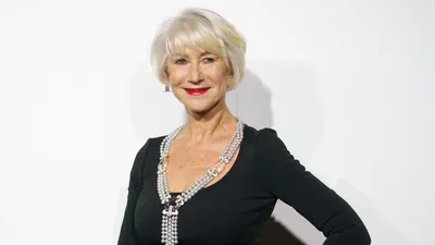 Обои взгляд, черное и белое, актриса, фотосессия, фотограф, Peter Lindbergh, Helen Mirren, Helen Lydia Mironoff, Хелен Миррен картинки на рабочий стол, раздел девушки - скачать картинки