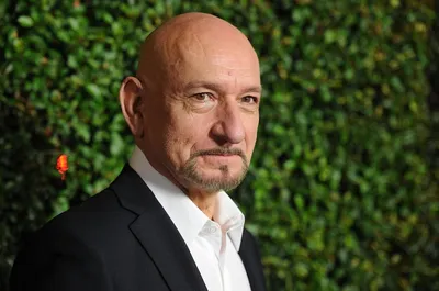 Обои взгляд, поза, черно-белое, актер, artist, view, черно-белое, pose, Ben Kingsley, Бен Кингсли картинки на рабочий стол, раздел мужчины - скачать картинки