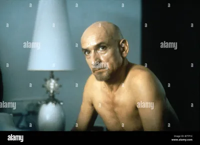 Der Diktator (Sacha Baron Cohen) (ganz links) und Tamir (Ben Kingsley, sitzt im Hintergrund rechts) im Diktator, von Paramount Pictures Stockfotografie - Alamy картинки