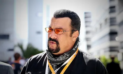 Обои авто, поза, полиция, Актер, auto, Police, Режиссер, Сценарист, Стивен Сигал, Steven Seagal, Актер, Режиссер, Сценарист картинки на рабочий стол, раздел фильмы - скачать картинки