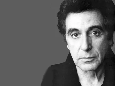 Обои стакан, стол, бутылка, рама, очки, актер, рубашка, Аль Пачино, Al Pacino, Mehlhorn, Манглхорн картинки на рабочий стол, раздел фильмы - скачать картинки