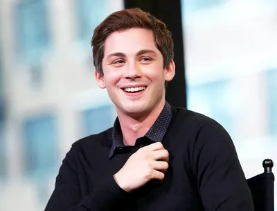 Обои комната, актер, парень, Логан Лерман, Logan Lerman картинки на рабочий стол, раздел мужчины - скачать картинки