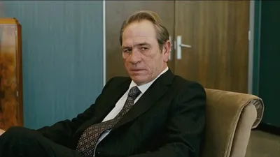 Обои поза, часы, костюм, галстук, актер, street, режиссер, costume, watch, Tommy Lee Jones, Томми Ли Джонс, street.background, tie картинки на рабочий стол, раздел мужчины - скачать картинки