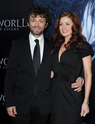 Tête épaules célébrité souriant cheveux hérissés noeud papillon michael sheen Банк фотографий и изображений с высоким разрешением - Alamy картинки