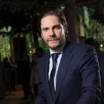 Filmreif: Daniel Brühl im CUPRA Leon e-HYBRID картинки