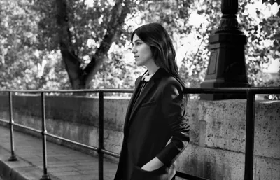 Посмотрите на коллаборацию NARS x Charlotte Gainsbourg во всей красе французской девушки | очарование картинки