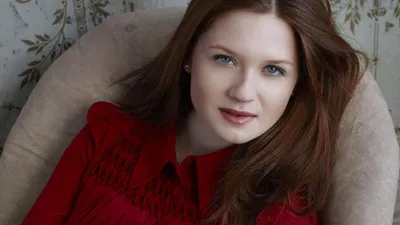 Горячая и пикантная фотосессия Bonnie Wright в короткой одежде картинки