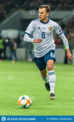 Russische Fußballnationalmannschaft - Mittelfeldspieler Denis Cheryshev Redaktionelles Stockfotografie - Bild von meisterschaft, mannschaft: 160390042 картинки