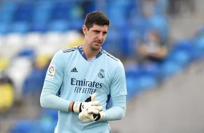 Скачать обои Thibaut Courtois, Real Madrid, бельгийский футболист, вратарь, зеленый каменный фон, футбол, Ла Лига, Испания для монитора с разрешением 2880x1800. Высококачественные обои HD картинки картинки