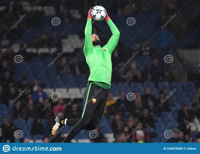 Вратарь «Ливерпуля» Алиссон во время матча Премьер-лиги в Craven Cottage, London Фото - Alamy картинки