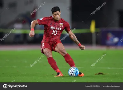 Brazilian football player Givanildo Vieira de Sousa, known as Hulk, of  China's Shanghai SIPG F.C., right, challenges Kim Tae-Hwan of South Korea's  Uls Stock Photo - Alamy картинки