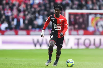 Скачать обои Eduardo Camavinga, Stade Rennais FC, French футболист, полузащитник, портрет, красный каменный фон, футбол, Rennes для монитора с разрешением 2880x1800. картинки на рабочий стол картинки