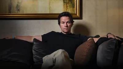 Обои поза, джинсы, футболка, актер, мускулы, Марк Уолберг, Mark Wahlberg картинки на рабочий стол, раздел мужчины - скачать картинки