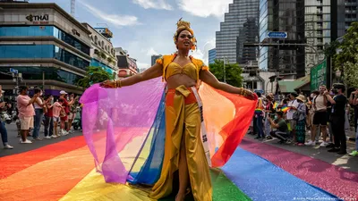 Memphis Pride Parade собирает тысячи людей на большое, яркое и громкое мероприятие картинки