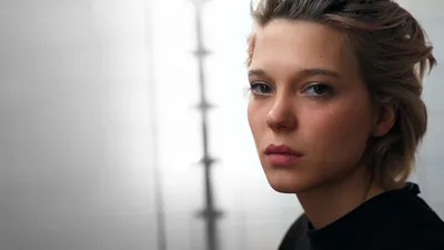 Lea Seydoux Французская актриса со светлыми короткими волосами на фоне океанской живописи 4K обои скачать картинки