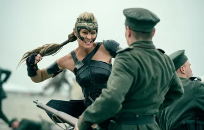 Обои cinema, gun, Wonder Woman, soldier, armor, weapon, fight, movie,  blonde, film, rifle, warrior, DC Comics, strong, gauntlet, Robin Wright  картинки на рабочий стол, раздел фильмы - скачать картинки