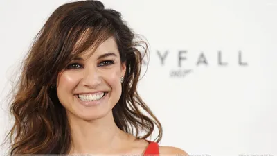 Berenice Marlohe SkyFall Девушка Бонда Улыбается Фоновые обои картинки