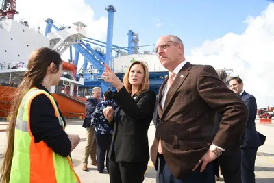 USA Port Nola receives four new gantry cranes картинки