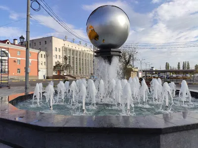 На площади вокзала \"Брянск-I\" запустили новый фонтан в виде Земного шара -  Брянский ворчун картинки