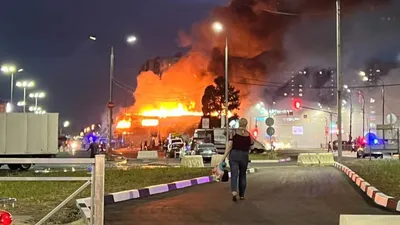 В Мытищах крупный пожар в кафе перекинулся на торговые павильоны // Смотрим картинки