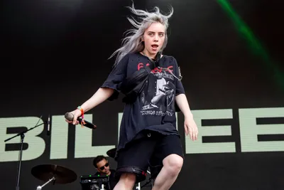 Обои взгляд, девушка, певица, прическа, Billie Eilish, Билли Айлиш картинки на рабочий стол, раздел музыка - скачать картинки