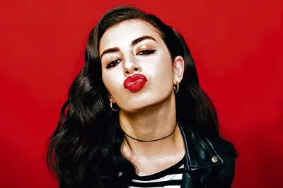 Charli XCX с виниловыми пластинками Обои Full HD ID:2117 картинки