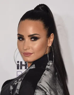 demi lovato fabletics 2020 iPhone 11 обои скачать бесплатно картинки