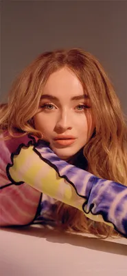 Обои взгляд, девушка, Sabrina Carpenter картинки на рабочий стол, раздел девушки - скачать картинки