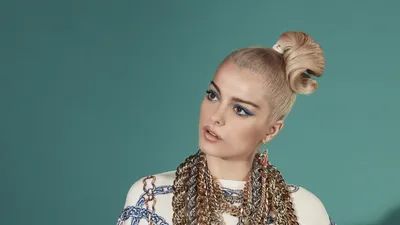 Bebe Rexha on Twitter: \"Кадры из клипа Chain My Heart Music Out Now! Xx Bee https://t.co/WOrU0jk0SR https://t.co/GWR5U0hRmq\" / Twitter картинки