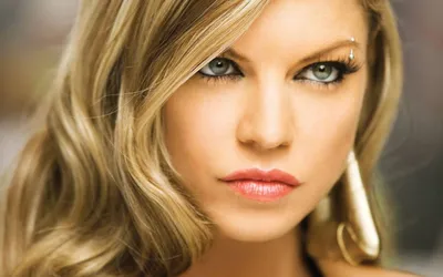 Скачать обои 1920x1080 fergie, платье, лицо, жалюзи, дневной свет Full HD 1080p HD Background картинки