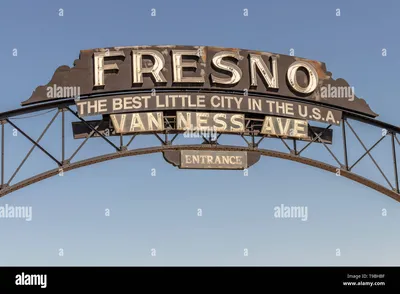 Фресно, Калифорния, США - 15 июля 2021 г.: Das Licht am späten Nachmittag beleuchtet ein historisches Fresno-Schild in der Innenstadt Stockfotografie - Alamy картинки