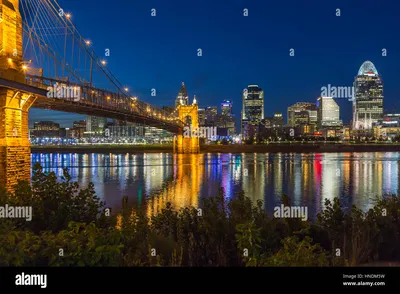 Горизонт города в сумерках Цинциннати, штат Огайо, США Фото со стока - Alamy картинки