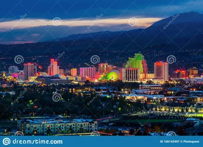 Reno Nevada Usa 2 января 2018 Der Renobogen Ist Ein Wahrzeichen In Der Innenstadt Von Reno Nevada Der Bogen Führt Über Virginia Street Ist Eine Der Hauptstraßen In Reno Stockfoto und mehr картинки